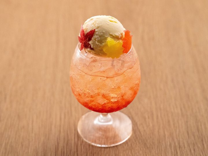 1. 山形ならではの秋の実りを味わう、彩り豊かな限定メニュー / 夕暮れもみじフロート（600円）：夕暮れに染まる紅葉をイメージした秋限定フロート。甘酸っぱいグレナデンシロップと爽やかなジンジャーエールのグラデーションで夕暮れを再現し、りんご味のもみじ寒天と丸いバニラアイスを浮かべたSNS映え間違いなしのドリンクです。