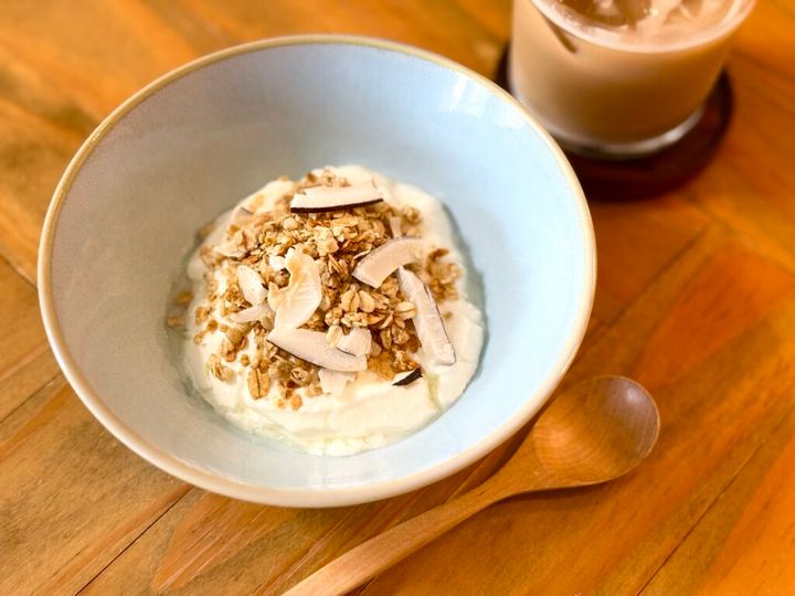 無糖ヨーグルトにpurellaのココナッツグラノーラをかけた昼食