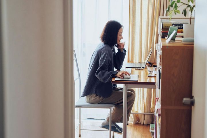 収入は6割に。それでも後悔しない––––56歳で正社員から派遣へ切り替えたブイロガー・ナツさんの決断