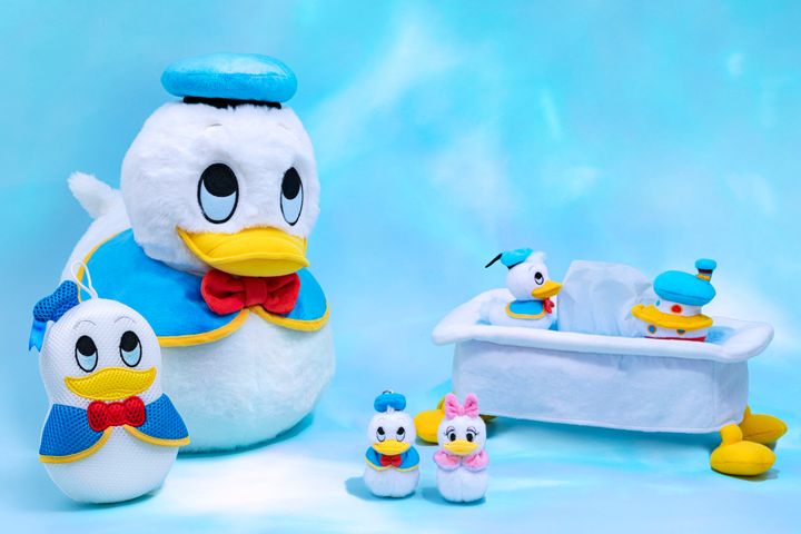 ぬいぐるみやバス用品を集めたドナルドダックグッズ使用イメージ