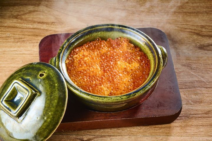 鉄板いか肝バター / 鮭とイクラの土鍋ご飯 790円（税込869円）/1～2名様向け