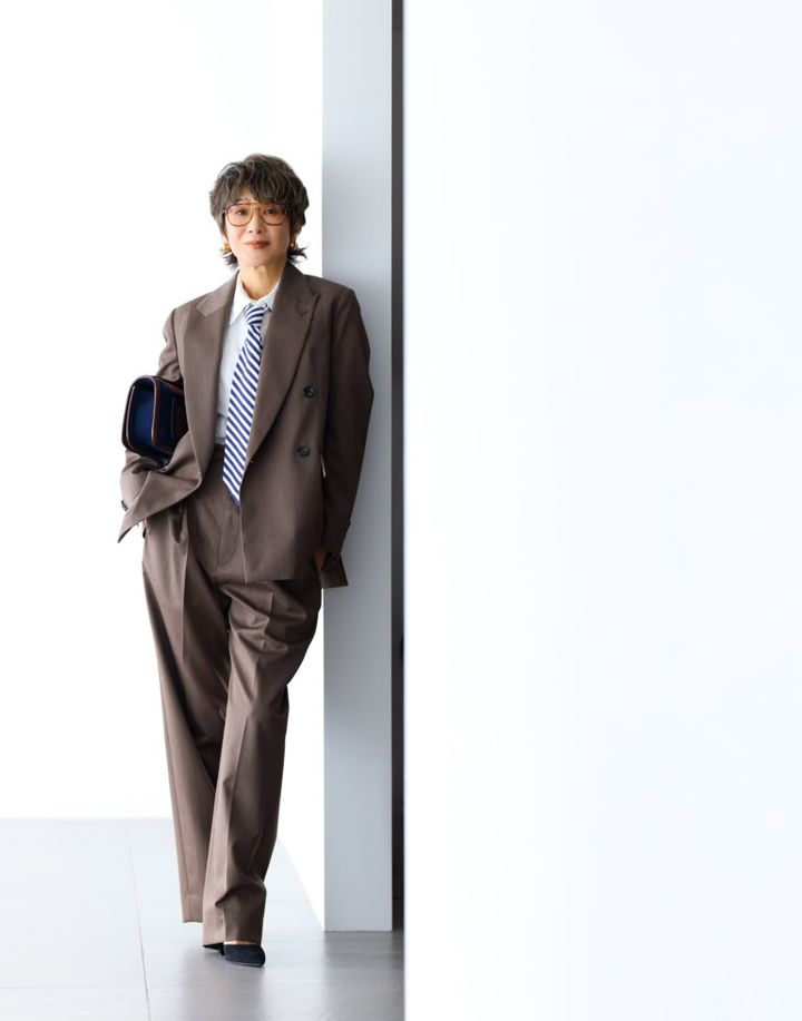 ジャケット¥88,000、パンツ¥52,800／ともにデパリエ（デパリエ 伊勢丹新宿店）、シャツ¥15,000／COS（COS 青山店）、バッグ¥187,000／ピエール アルディ（ピエール アルディ 東京）、靴¥143,000／セルジオ ロッシ（セルジオ ロッシ ジャパンカスタマーサービス）、メガネ¥49,500／モスコット（モスコット アオヤマ）、ピアス¥97,500／トムウッド（トムウッド 青山店）、ネクタイ／スタイリスト私物