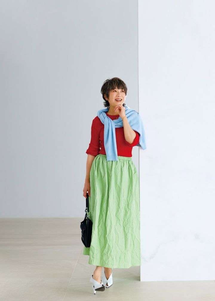 リブニット¥55,000／オブリオ、肩がけしたニット¥89,100／エイトン（エイトン青山）、スカート¥66,000／ブラミンク（ブラミンク トーキョー）、バッグ¥216,700／ピエール アルディ（ピエール アルディ 東京）、パンプス¥141,900／セルジオ ロッシ（セルジオ ロッシ ジャパン カスタマーサービス）、ネックレス¥361,900、バングル¥51,700／ビジュードエム（ビジュードエム 六本木ヒルズ）