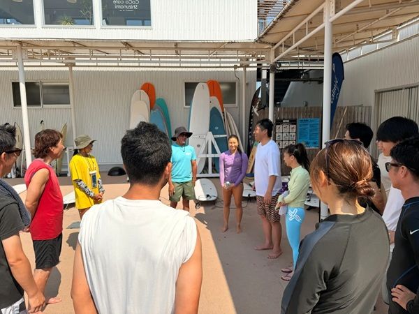 【静岡県】日本カルミックがプロサーファーの松田詩野選手を招き、ビーチクリーン活動などを実施