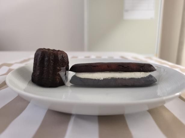 【写真】「生カヌレスティックケーキ」と一般的なコンビニのカヌレ比較(厚み) 撮影機材提供：Samsung Galaxy S26 Ultra