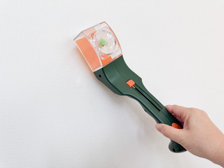 部屋に出た虫を触らずつぶさず逃がせる「虫キャッチャー」の紹介です。従来の類似品より頑丈で壊れにくいのが特徴。養生テープを使った簡単な使い方も分かりやすく解説します。