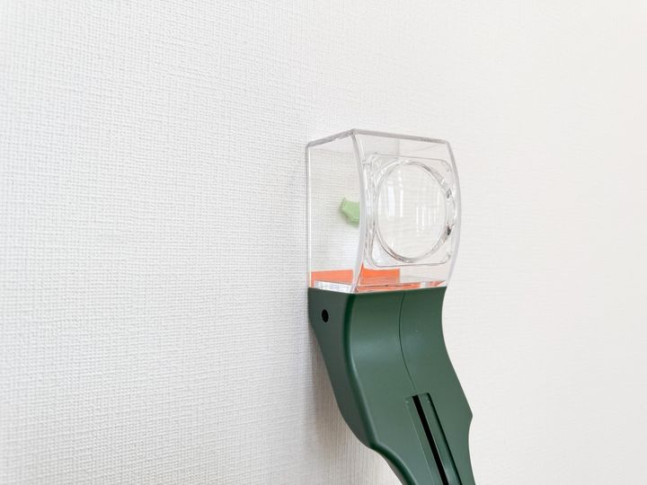 静かに虫にかぶせる