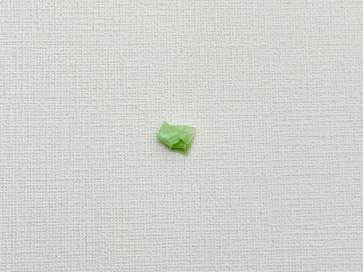 虫の代わりに養生テープを丸めて壁に貼り付けたところ