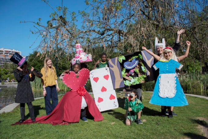 「不思議の国のアリス」を題材とした衣装作りとパフォーマンス パリ 2026年4月Costume-making and performance inspired by Alice’s Adventures in Wonderland, Paris, April 2026 Photo: Shun Kambe © The Japan Art Association