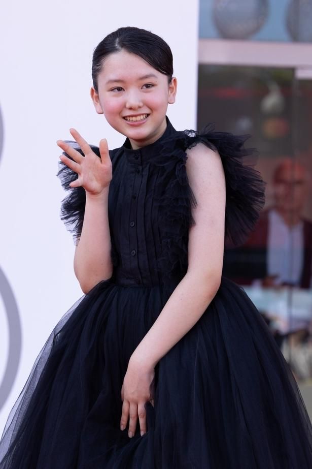黒のドレスに身を包んだ岡田六花 [c] Kazuko Wakayama