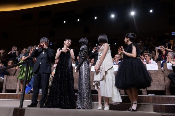 出口夏希、蒔田彩珠、是枝監督はスタンディングオベーションに思わず涙！ [c] Kazuko Wakayama
