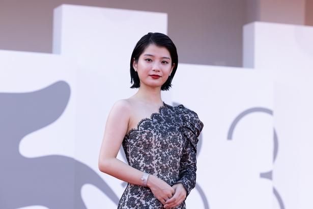 繊細なレースが印象的なワンショルダーのロングドレスをまとった蒔田彩珠 [c] Kazuko Wakayama