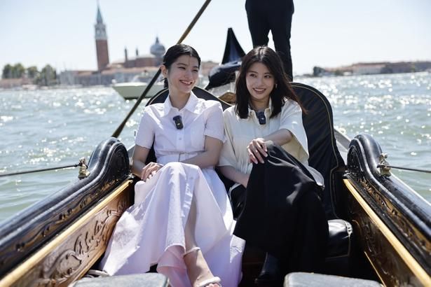 【写真を見る】ゴンドラに乗って運河を巡り、笑顔を見せる出口夏希と蒔田彩珠