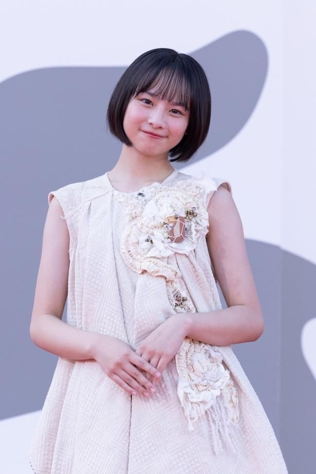 ベージュのドレスをまとった七瀬ふうり [c] Kazuko Wakayama