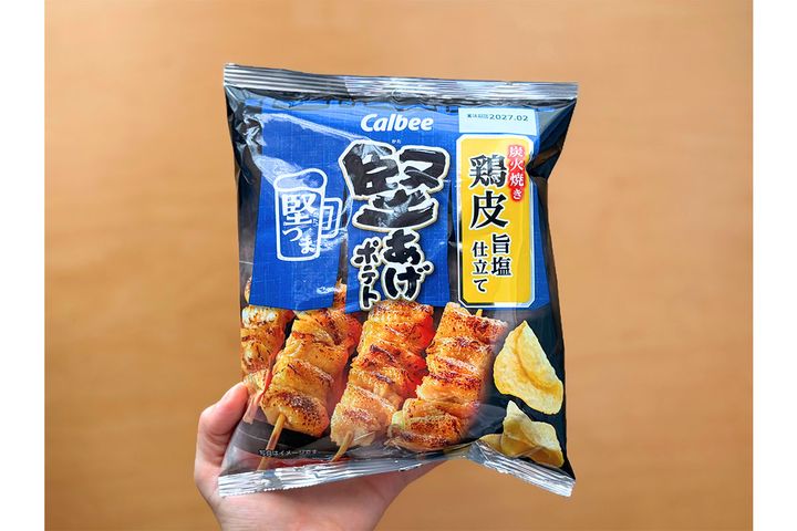 カルビー「堅あげポテト 炭火焼き鶏皮旨塩仕立て」￥224（税込み）