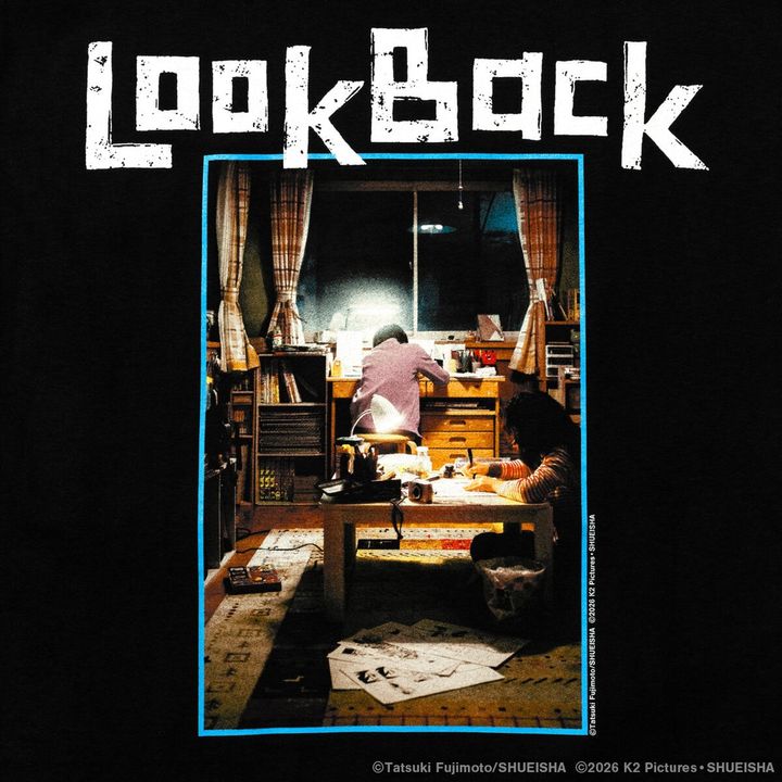 ブラックのTシャツをベースに、「Look Back」のタイトルとともに映画のビジュアルを大胆に配置。GEEKS RULEが得意とする高度な分版技術による15版多色刷りシルクスクリーンプリントを用い、アートピースとしての強度を持たせた仕上がりに。