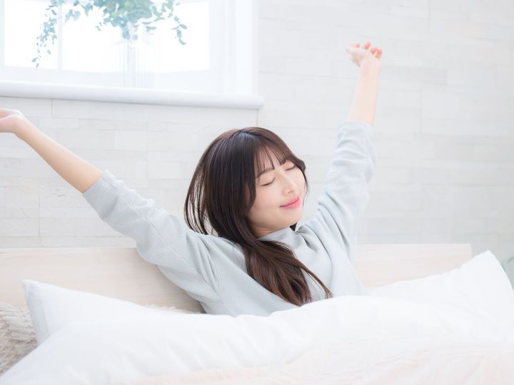 【医師が解説】「短時間睡眠でも大丈夫」「たくさん眠るほど健康にいい」といった考えは誤りです。睡眠時間は長過ぎても短過ぎても死亡率が上がる傾向があります。最適な睡眠時間について、分かりやすく解説します。（※画像：Shutterstock.com）