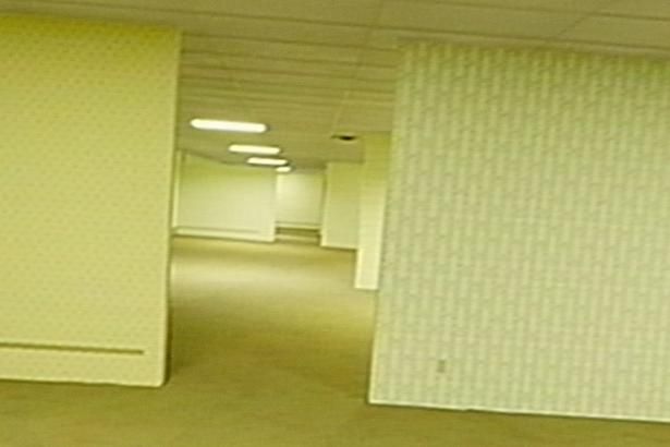 とにかく異質で恐怖感を覚えてしまうバックルームズ [c]2026 Backrooms Rights LLC, PC Films, LLC. All Rights Reserved.