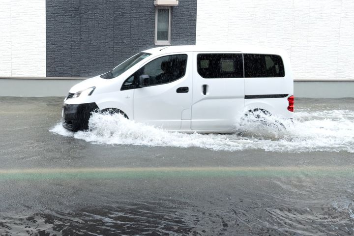 冠水した道路に進入するリスクとは？（画像はイメージ）