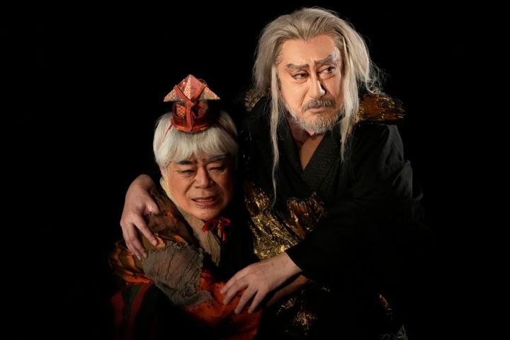 舞台『リア王』 左から、道化役：小倉久寛さん、リア王役：中村芝翫さん