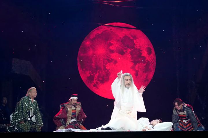 舞台『リア王』 左から、ケント伯爵役：二反田雅澄さん、オールバニー公爵役：中村松江さん、リア王役：中村芝翫さん、コーディリア役：井上小百合さん、エドガー役：三浦涼介さん