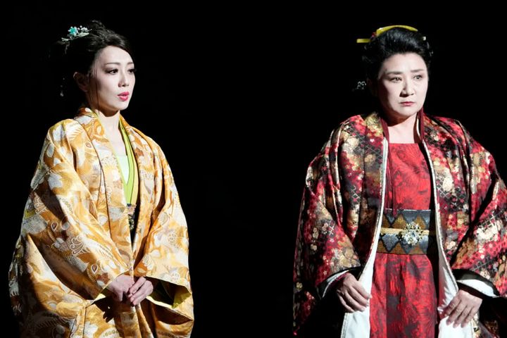 舞台『リア王』 リーガン役：朝月希和さん、ゴネリル約：松下由樹さん