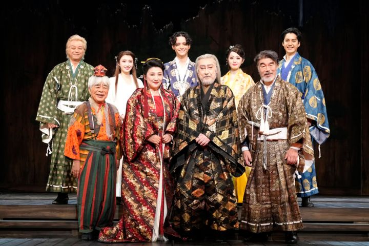 舞台『リア王』 前列左から 小倉久寛さん、松下由樹さん、中村芝翫さん、村田雄浩さん、後列左から 二反田雅澄さん、井上小百合さん、三浦涼介さん、朝月希和さん、大野拓朗さん