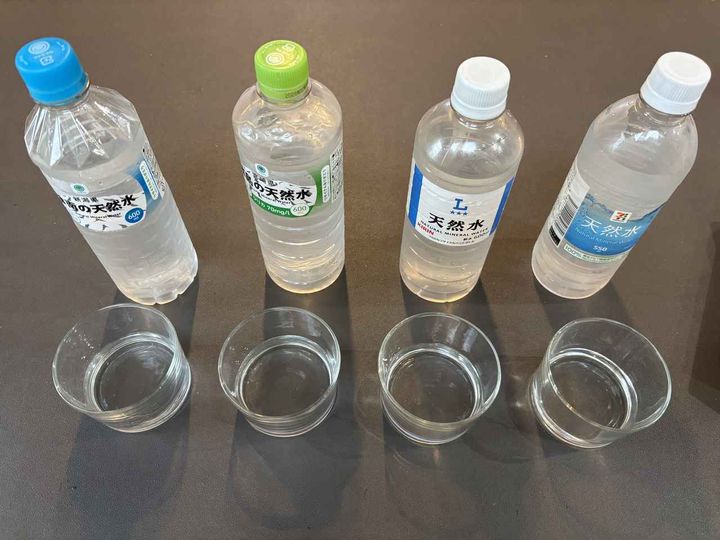 画像: コンビニの天然水、4本を飲み比べ！