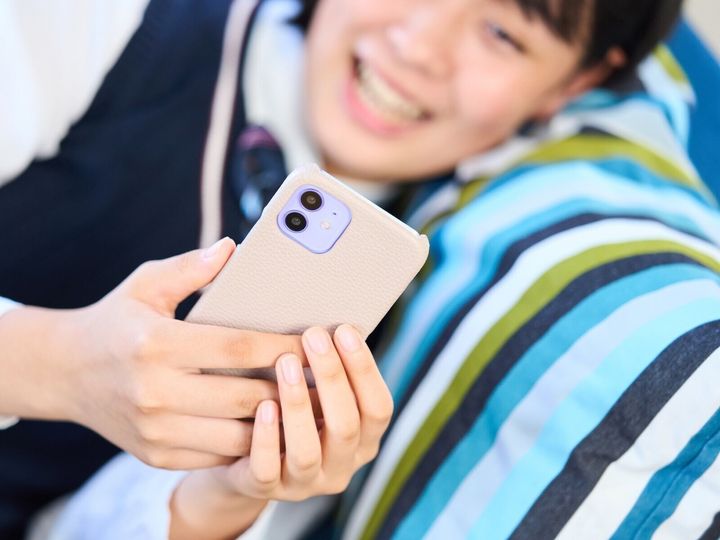 ショート動画やSNSに夢中になり、常に「もっと面白いもの」を求める子どもたち。そんな若者をやゆする「ドパガキ」というネットスラングも最近よく目にする。スマホ依存に陥り、ネット上の刺激ばかりを求めるわが子に、母親たちは何を思うのか。※画像：PIXTA