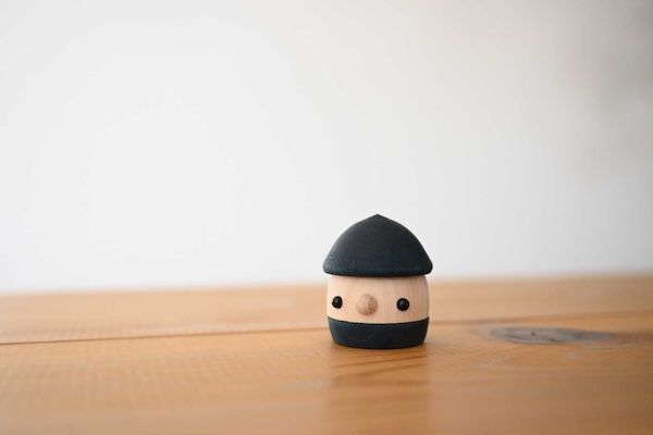 川口の木型技術がつなぐ、埼玉産の木のおもちゃ「藍染どんぐりころころ」を発売