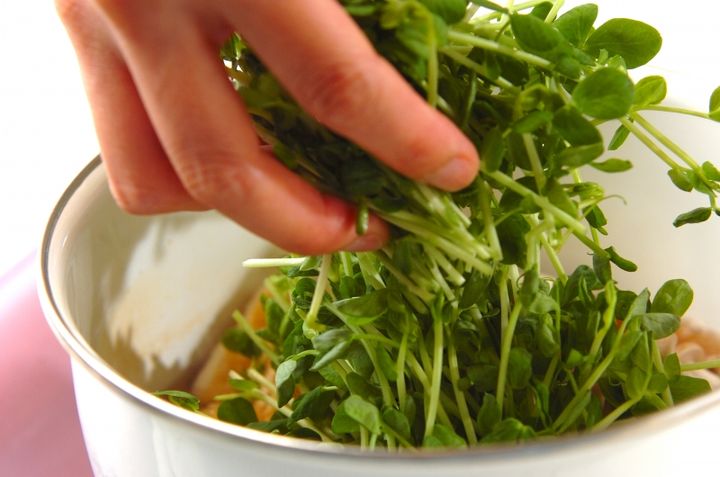 豆苗と油揚げの煮浸しの作り方1