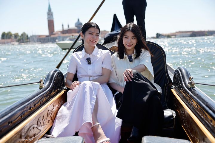 出口夏希＆蒔田彩珠、ヴェネチア到着！『ルックバック』公式上映を前にゴンドラで“水の都”満喫