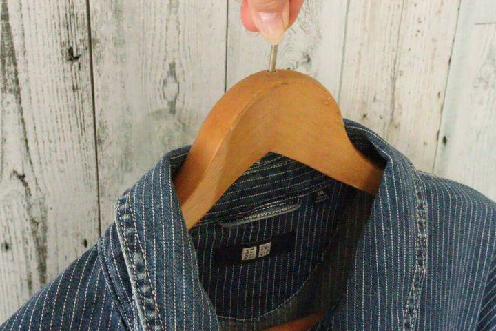 滑り止めシールを貼った木製ハンガーにデニムジャケットが掛けられている