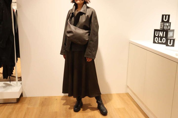 ユニクロユーワンピースに同系色ジャケットとバッグを合わせた全身