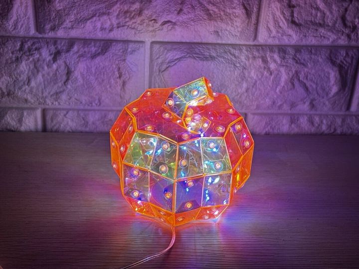 暗い部屋でオーロラカラーに点灯するパンプキン型LEDオブジェ