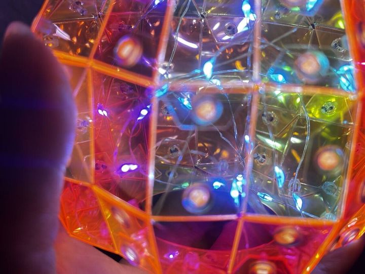 パンプキン型LEDオブジェ内部のワイヤーライトが光る様子