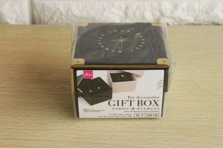 ダイソーのアクセサリー用ギフトボックスのパッケージ