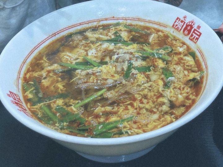 ニンニクの香りと旨味が爆発！辛いだけじゃない奥深いスープの虜に