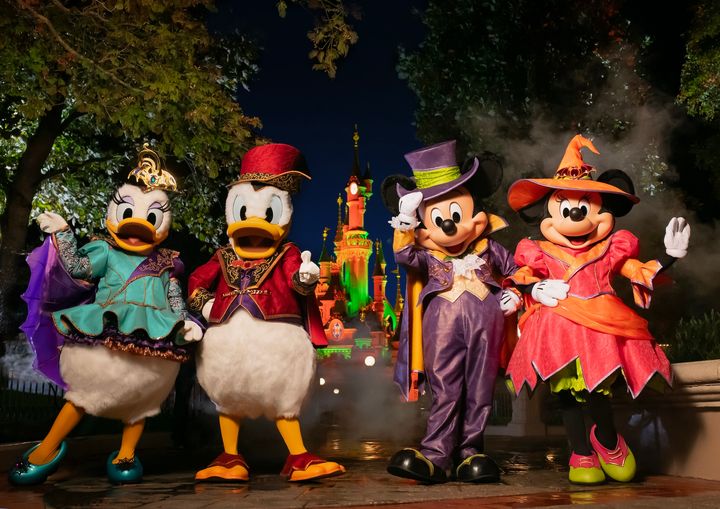 ヴィクトリアン調のハロウィーン衣装で並ぶデイジーダック、ドナルドダック、ミッキーマウス、ミニーマウス