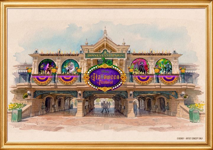 紫の看板とカボチャで飾られたディズニーランド・パーク(パリ)入口の駅舎