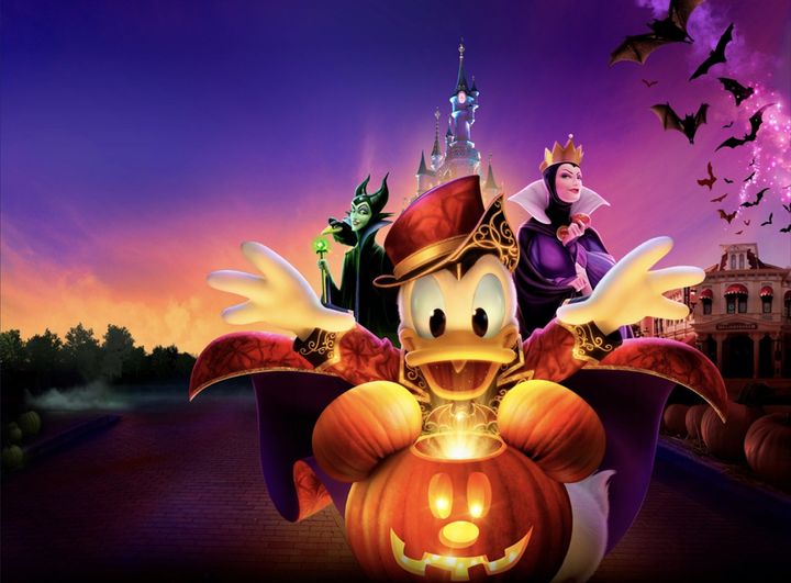 ディズニー・ハロウィーン・フェスティバルのメインビジュアルに登場するドナルドダック、マレフィセント、女王