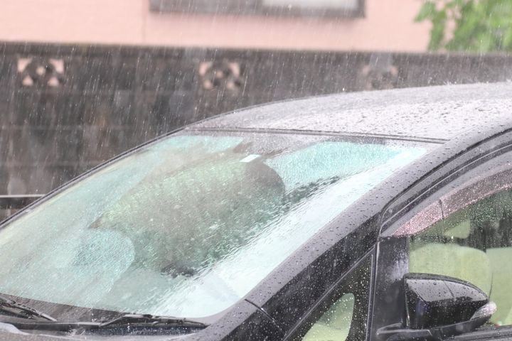 台風で他人の家の瓦が車に直撃してしまった場合、「車両保険」を使うと損する？（画像はイメージ）