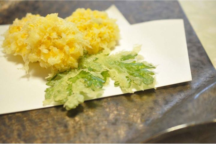 菊花の額は外さず、表面（額と反対側）だけに衣をつけて揚げると、ベタっとなりすぎずおすすめ。