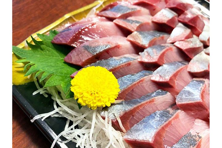 刺身に添えられている菊には抗菌や解毒の意味が込められています