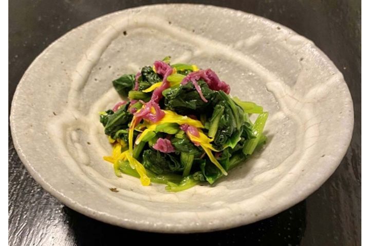 ほうれん草のおひたしや酢の物に、下ゆでした菊花を加えると、華やかさと香りがアップ！