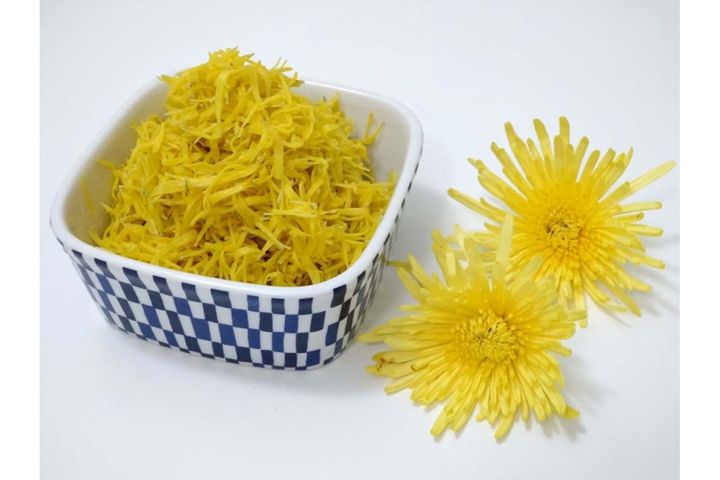 菊花をゆでる時は額（がく）から外して、軽く水洗いし、酢を加えたお湯で1分弱ゆでましょう。