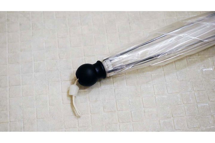 先端部のヒモを引っ張って傘の部分を開く構造です