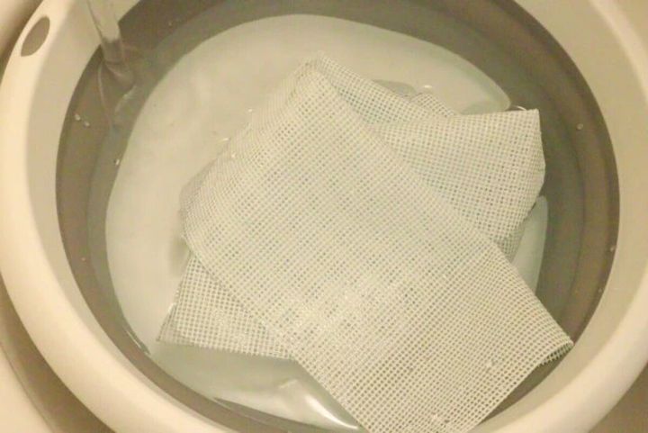 折り畳みたらいに水が張られ白いネット状の布が浸されている