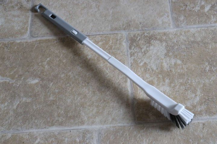 ダイソーのボトル洗いブラシが2段階伸縮で最大まで伸ばされた状態
