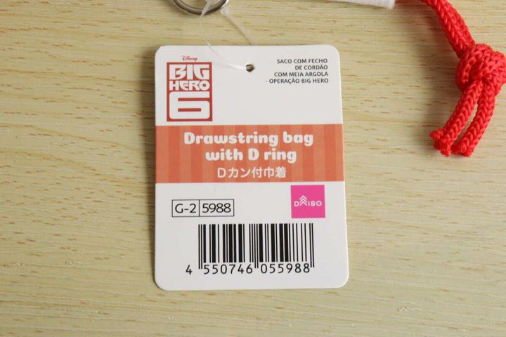 白いベイマックスの巾着袋に付いている商品タグのアップ